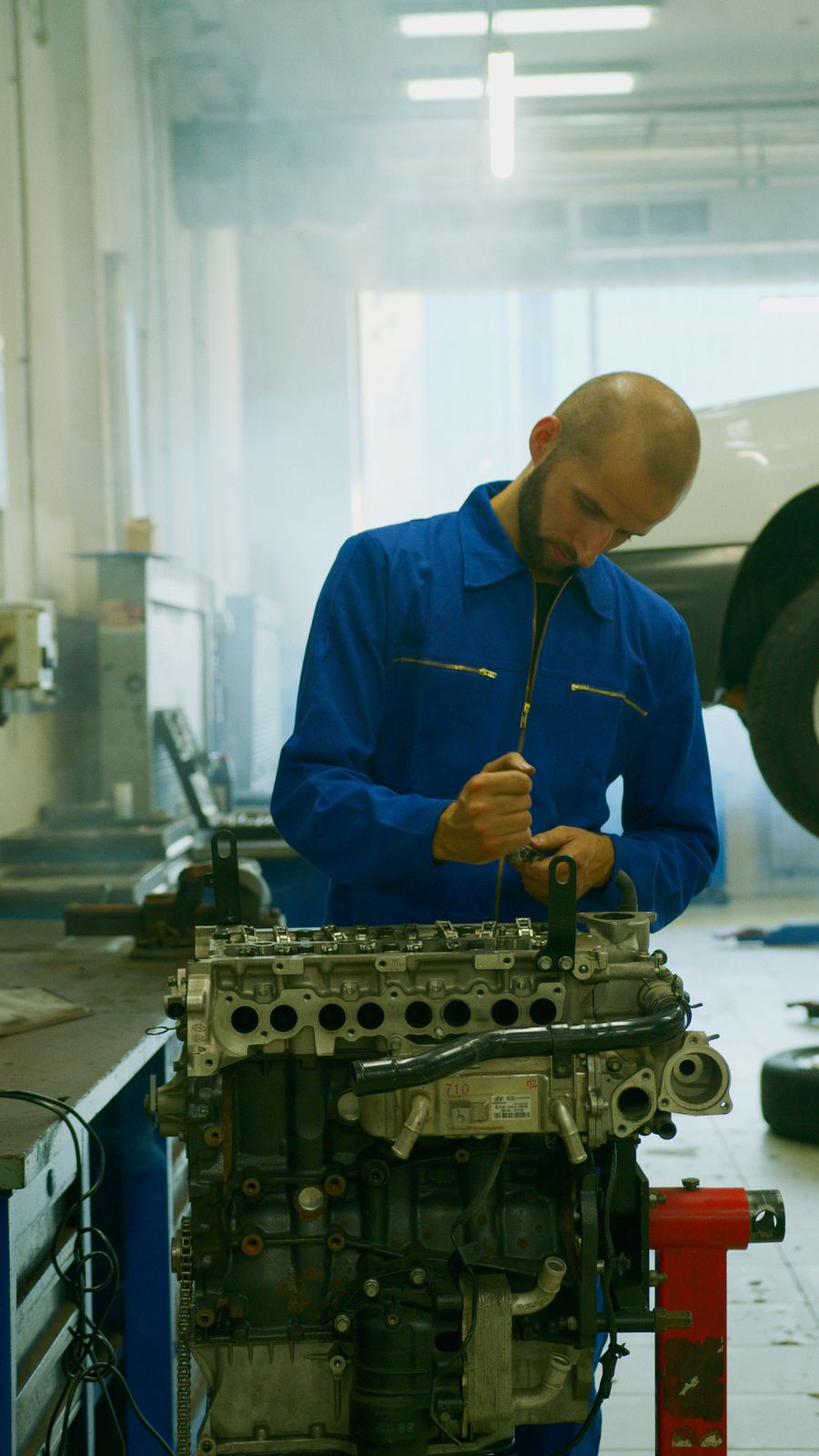 Symbolfoto: Arbeit am Motor eines Fahrzeugs